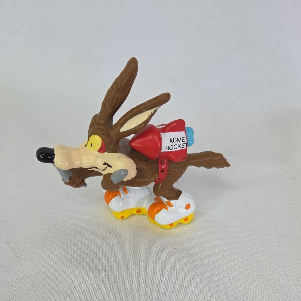 Wile E. Coyote Figurine with RocketWile E. Coyote Figurine Rocket LOONEY TOONS